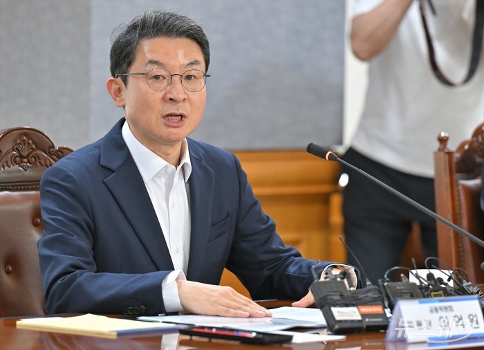 이억원 금융위원장이 15일 서울 중구 은행연합회에서 열린 '금융위원장-금융지주 회장 간담회'에서 모두발언하고 있다. 사진=이수길 기자 Leo2004@newsway.co.kr