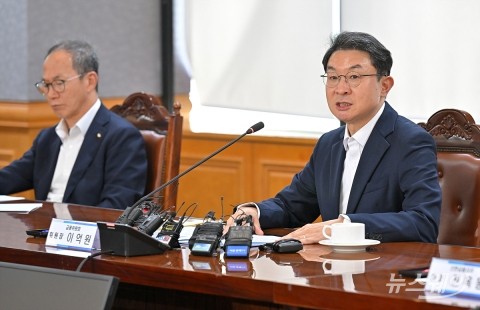 '금융위원장-금융지주 회장 간담회'에서 모두발언하는 이억원 금융위원장