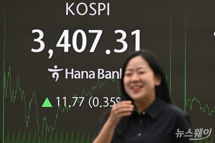 코스피 지수가 사상 처음으로 3,400선을 돌파한 15일 오후 서울 중구 하나은행 딜링룸에서 직원이 업무를 보고 있다. 이날 코스피는 전 거래일보다 0.35% 오른 3407.31로, 코스닥은 전 거래일보다 0.66% 오른 852.69로 기록하며 장마감을 했다. 사진=강민석 기자 kms@newsway.co.kr