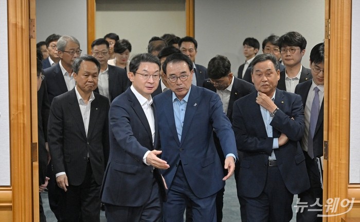 이억원 금융위원장과 조용병 은행연합회장을 비롯한 금융지주 회장들이 15일 서울 중구 은행연합회에서 열린 '금융위원장-금융지주 회장 간담회'에 들어서고 있다. 사진=이수길 기자 Leo2004@newsway.co.kr
