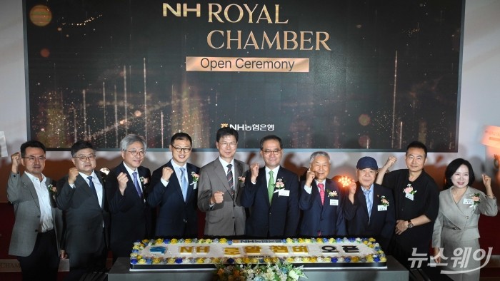 (오른쪽 다섯 번째)이찬우 NH농협금융지주 회장과 (왼쪽 다섯 번째)강태영 NH농협은행장을 비롯한 참석자들이 16일 오전 서울 서대문구 NH농협은행 본점에서 열린 프리미엄 종합자산관리 라운지 개장식에서 기념촬영을 하고 있다. 사진=강민석 기자 kms@newsway.co.kr