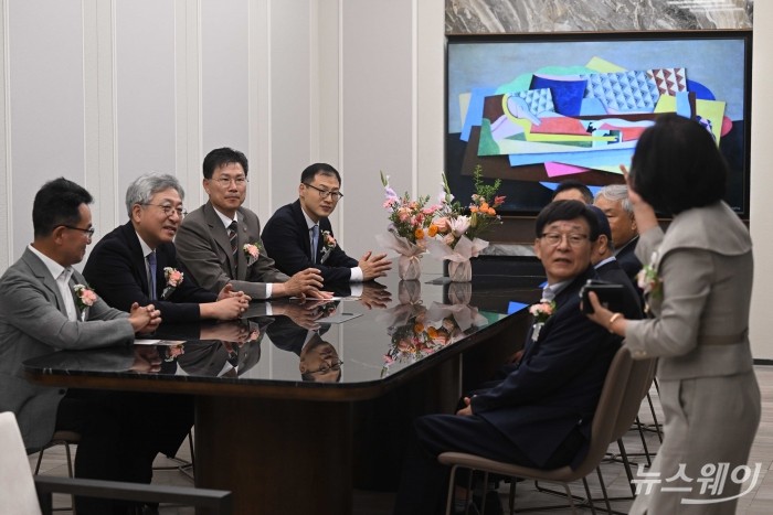 (왼쪽 세,네 번째)강태영 NH농협은행장과 김상욱 더불어민주당 의원이 16일 오전 서울 서대문구 NH농협은행 본점에서 열린 프리미엄 종합자산관리 라운지 개장식에서 참석자들과 라운지를 살펴보며 관계자로부터 설명 듣고 있다. 사진=강민석 기자 kms@newsway.co.kr