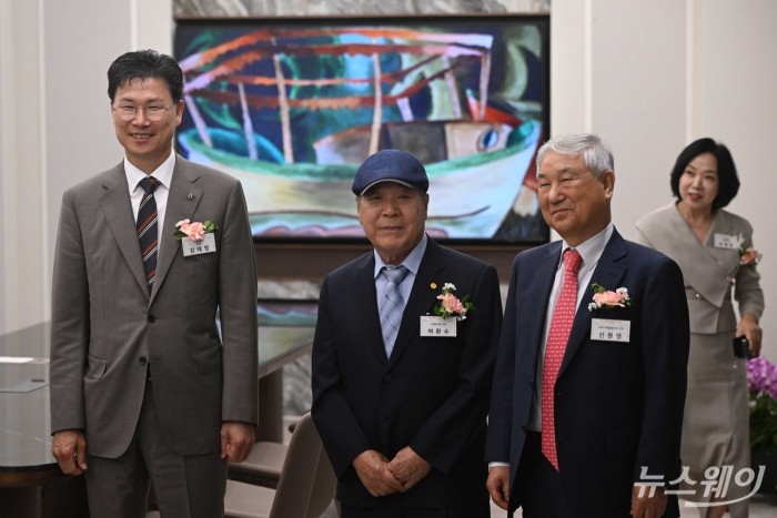 (왼쪽 첫 번째)강태영 NH농협은행장이 16일 오전 서울 서대문구 NH농협은행 본점에서 열린 프리미엄 종합자산관리 라운지 개장식에서 참석자들과 라운지를 살펴보고 있다. 사진=강민석 기자 kms@newsway.co.kr