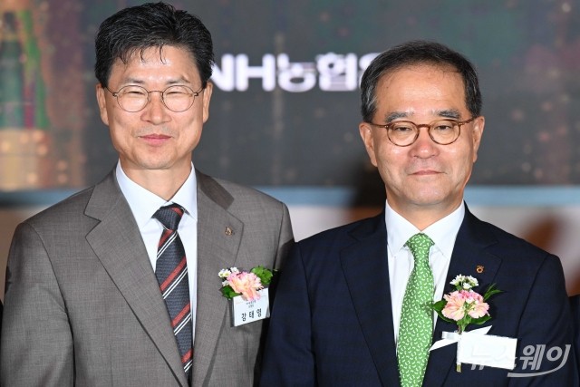 'NH농협 프리미엄 종합자산관리 라운지' 개장에 미소짓는 이찬우 금융지주 회장·강태영 은행장