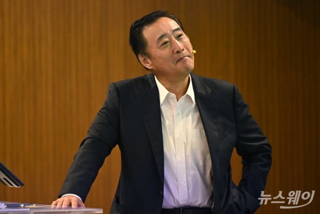 강연 참석자 질문 경청 후 미소짓는 김남구 한국투자금융지주 회장