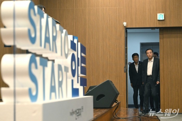 김남구 한국투자금융지주 회장 겸 대한상공회의소 부회장을 비롯한 내빈들이 16일 오후 서울 관악구 서울대학교에서 열린 '한국투자증권 채용설명회, 특별한 투데이'에 참석하기 위해 발표장으로 들어서고 있다. 사진=강민석 기자 kms@newsway.co.kr