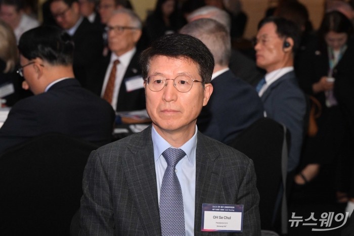 오세철 삼성물산 사장이 17일 오전 서울 여의도 FKI 컨퍼런스센터에서 열린 제46차 한-호주 경제협력위원회 합동회의에서 '탈탄소 시대의 한-호주협력:지속가능한 성장을 향한 길'을 주제로 기조연설을 하기 앞서 자리에 착석해 대기하고 있다. 사진=강민석 기자 kms@newsway.co.kr