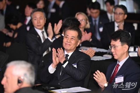 한-호주 경제협력위원회 합동회의서 박수치는 장인화 포스코홀딩스 회장