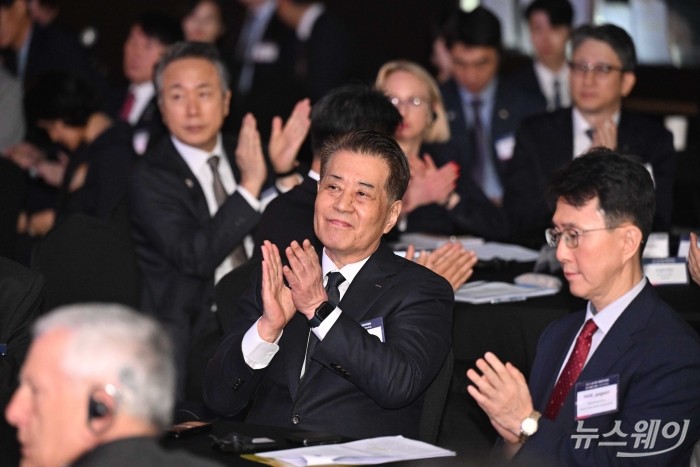 장인화 포스코홀딩스 회장을 비롯한 내빈들이 17일 오전 서울 여의도 FKI 컨퍼런스센터에서 열린 제46차 한-호주 경제협력위원회 합동회의에 참석해 박수를 치고 있다. 사진=강민석 기자 kms@newsway.co.kr