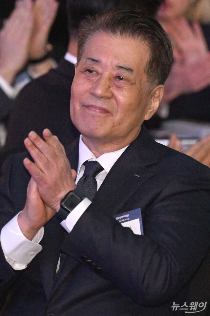 장인화 포스코홀딩스 회장이 17일 오전 서울 여의도 FKI 컨퍼런스센터에서 열린 제46차 한-호주 경제협력위원회 합동회의에 참석해 박수를 치고 있다. 사진=강민석 기자 kms@newsway.co.kr