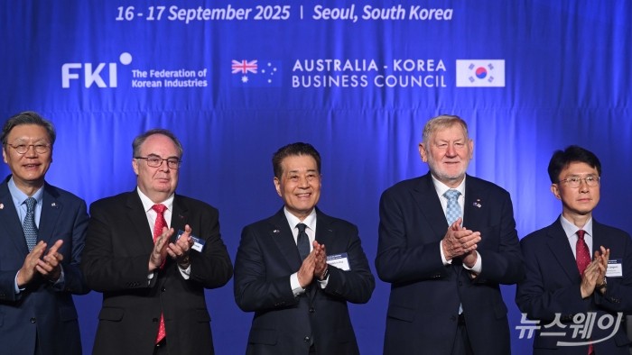 (왼쪽부터)김창범 한국경제인협회 상근부회장, 제프 로빈슨 주한 호주대사, 장인화 포스코홀딩스 회장, 마틴 퍼거슨 AKBC위원장, 박종원 산업통상자원부 통상차관보가 17일 오전 서울 여의도 FKI 컨퍼런스센터에서 열린 제46차 한-호주 경제협력위원회 합동회의에서 기념촬영을 하고 있다. 사진=강민석 기자 kms@newsway.co.kr