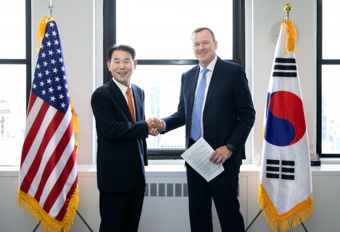 왼쪽부터 정은보 한국거래소 이사장, John Melby Xpansive CEO. 사진=한국거래소 제공