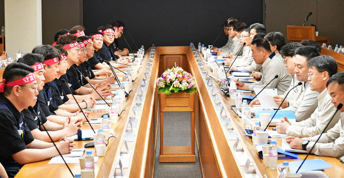 지난 6월 18일 현대차 노사 관계자들이 현대차 울산공장 본관 동행룸에서 '2025년 임금 및 단체협상 교섭 상견례'를 하고 있다. 사진=현대자동차 제공