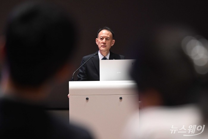 안영복 NICE신용평가 대표이사가 17일 오후 서울 여의도 한국거래소에서 열린 통상질서 변화 속 주요산업 신용위험 점검 세미나에서 환영사를 하고 있다. 사진=강민석 기자 kms@newsway.co.kr