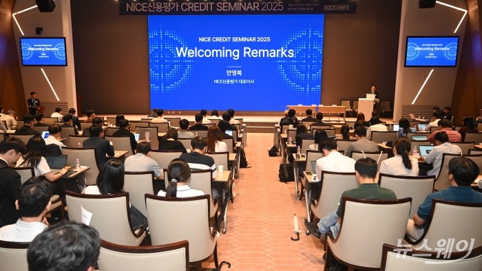 안영복 NICE신용평가 대표이사가 17일 오후 서울 여의도 한국거래소에서 열린 통상질서 변화 속 주요산업 신용위험 점검 세미나에서 환영사를 하고 있다. 사진=강민석 기자 kms@newsway.co.kr