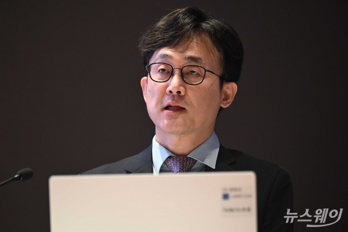 박세영 NICE신용평가 기업평가본부 실장이 17일 오후 서울 여의도 한국거래소에서 열린 통상질서 변화 속 주요산업 신용위험 점검 세미나에서 '미국의 관세부과로 높아진 비용 및 투자부담, 현대차그룹의 대응능력 비교'를 주제로 발표하고 있다. 사진=강민석 기자 kms@newsway.co.kr
