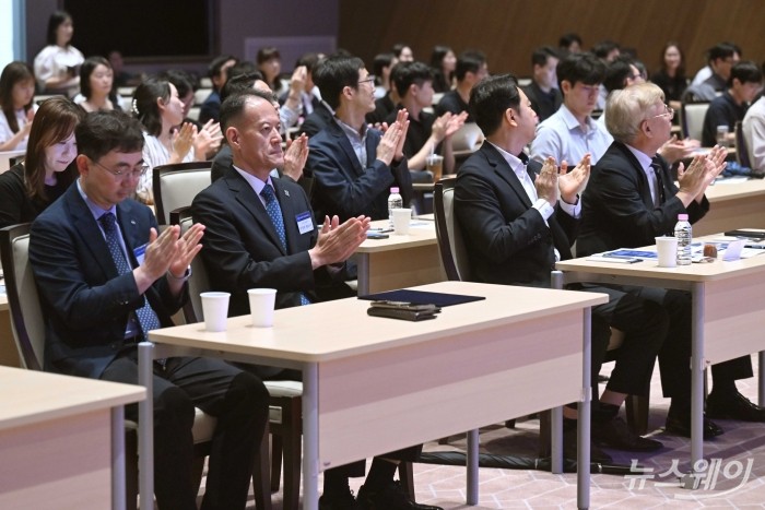 (앞 줄 왼쪽 두 번째)안영복 NICE신용평가 대표이사를 비롯한 참석자들이 17일 오후 서울 여의도 한국거래소에서 열린 통상질서 변화 속 주요산업 신용위험 점검 세미나에서 박수를 치고 있다. 사진=강민석 기자 kms@newsway.co.kr