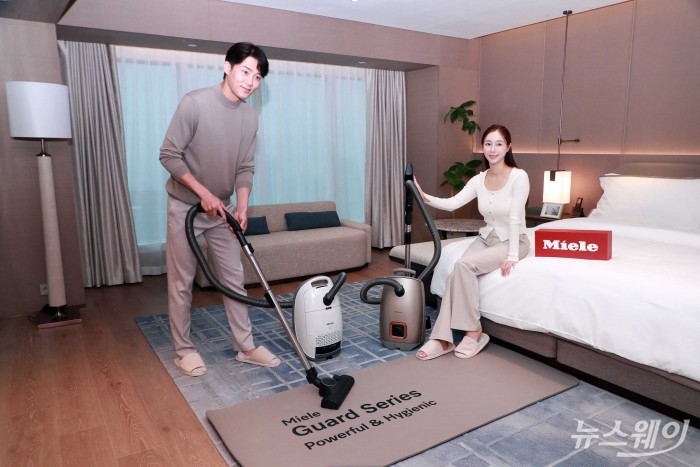 밀레코리아가 17일 서울 강남구 웨스틴 파르나스에서 진공청소기 '가드(Guard) 청소기' 론칭 행사를 열어 신제품을 소개하고 있다. 사진=밀레코리아