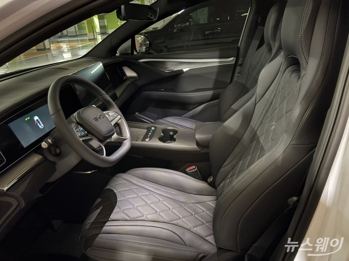 BYD '씨라이언7' 차량의 1열 실내 공간. 사진=황예인 기자