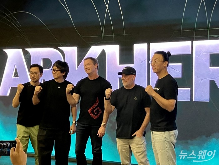 왼쪽부터 드림에이지 서총동 게임사업2실 실장·정우용 대표·본파이어 스튜디오 롭 팔도 CEO·제레미 크레이그 디렉터·민 킴 CSO. 사진=김세현 기자
