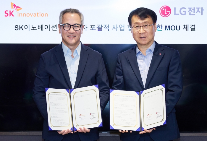 LG전자가 SK이노베이션과 공동으로 급성장하는 AI 데이터센터의 전력 소비와 발열을 줄이는 고효율 HVAC 솔루션 수주 확대에 나선다. LG전자 ES사업본부장 이재성 부사장(사진 오른쪽)과 SK이노베이션 김무환 에너지솔루션 사업단장이 17일 서울 종로구 SK서린빌딩에서 'AI 데이터센터 에너지-­냉각 통합 솔루션 공동개발 및 사업화'를 위한 업무협약(MOU)을 체결했다. 사진=LG전자 제공
