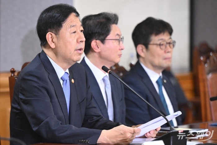 (왼쪽 첫 번째)구윤철 경제부총리 겸 기획재정부 장관이 18일 오전 서울 중구 은행회관에서 열린 확대 거시경제금융회의에서 모두발언을 하고 있다. (오른쪽부터)유상대 한국은행 부총재, 이억원 금융위원회 위원장, 구 부총리. 사진=강민석 기자 kms@newsway.co.kr