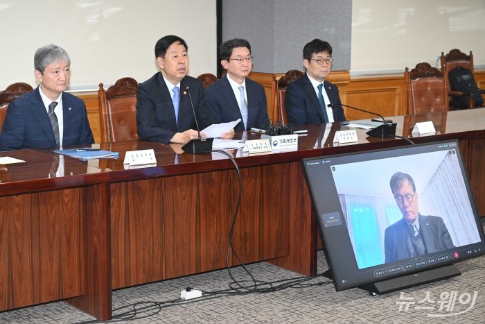 (왼쪽 두 번째)구윤철 경제부총리 겸 기획재정부 장관이 18일 오전 서울 중구 은행회관에서 열린 확대 거시경제금융회의에서 모두발언을 하고 있다. (오른쪽부터)유상대 한국은행 부총재, 이억원 금융위원회 위원장, 구 부총리, 이찬진 금융감독원장. (아래)이창용 한국은행 총재는 이날 미국 워싱턴 출장으로 인해 화상회의 통해 참석하고 있다. 사진=강민석 기자 kms@newsway.co.kr
