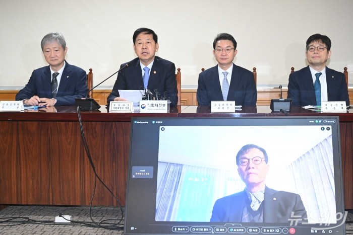 (왼쪽 두 번째)구윤철 경제부총리 겸 기획재정부 장관이 18일 오전 서울 중구 은행회관에서 열린 확대 거시경제금융회의에서 모두발언을 하고 있다. (오른쪽부터)유상대 한국은행 부총재, 이억원 금융위원회 위원장, 구 부총리, 이찬진 금융감독원장. (아래)이창용 한국은행 총재는 이날 미국 워싱턴 출장으로 인해 화상회의를 통해 참석하고 있다. 사진=강민석 기자 kms@newsway.co.kr