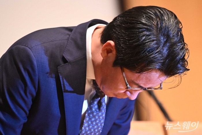 조좌진 롯데카드 대표이사가 18일 오후 서울 중구 부영태평빌딩에서 기자회견을 열고 허리 숙여 해킹 피해 관련 대국민 사과를 하고 있다. 사진=강민석 기자 kms@newsway.co.kr