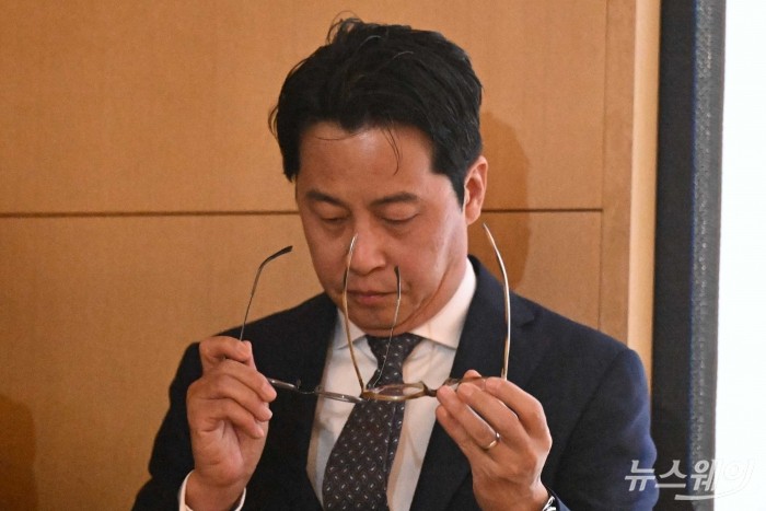 조좌진 롯데카드 대표이사가 18일 오후 서울 중구 부영태평빌딩에서 기자회견을 열고 해킹 피해 관련 대국민 사과를 한 뒤 자리에 착석해 안경을 고쳐 쓰고 있다. 사진=강민석 기자 kms@newsway.co.kr