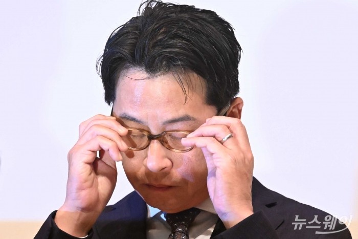 조좌진 롯데카드 대표이사가 18일 오후 서울 중구 부영태평빌딩에서 기자회견을 열고 해킹 피해 관련 대국민 사과를 하기 앞서 안경을 고쳐 쓰며 눈 감고 있다. 사진=강민석 기자 kms@newsway.co.kr