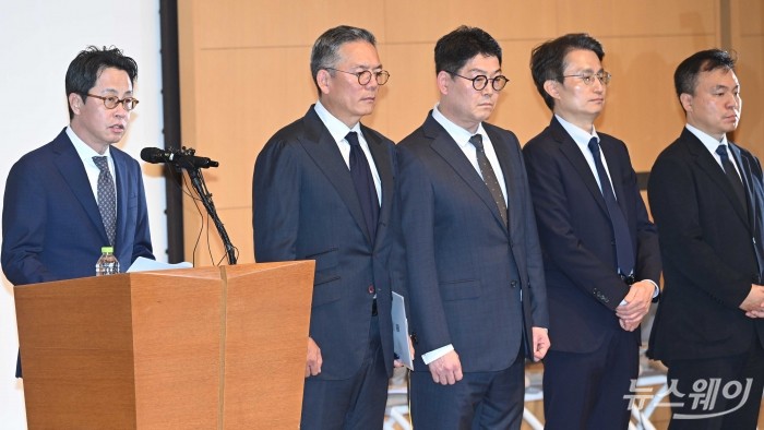 (왼쪽 첫 번째)조좌진 롯데카드 대표이사가 18일 오후 서울 중구 부영태평빌딩에서 기자회견을 열고 해킹 피해 관련 대국민 사과를 하고 있다. 사진=강민석 기자 kms@newsway.co.kr