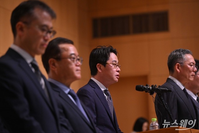 조좌진 롯데카드 대표이사가 18일 오후 서울 중구 부영태평빌딩에서 기자회견을 열고 해킹 피해 관련 대국민 사과를 하고 있다. 사진=강민석 기자 kms@newsway.co.kr