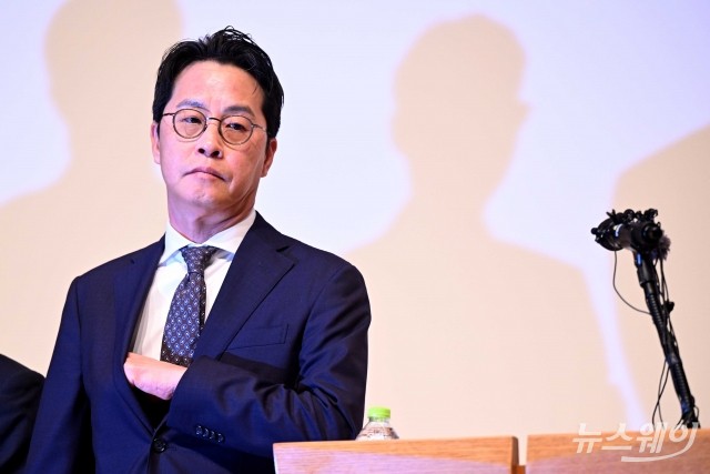 무거운 마음으로 대국민 사과 발언대 바라보는 조좌진 롯데카드 대표