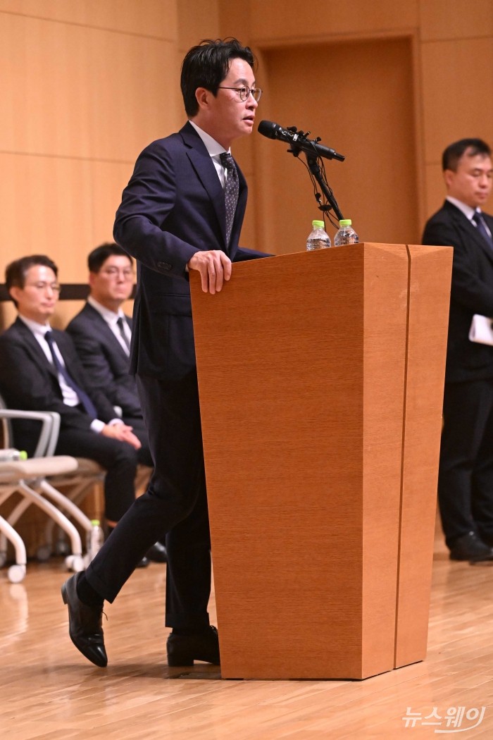 조좌진 롯데카드 대표이사가 18일 오후 서울 중구 부영태평빌딩에서 열린 해킹 피해 관련 대국민 사과 기자회견에서 한다리를 뒤로 빼며 취재진의 질문에 답변을 하고 있다. 사진=강민석 기자 kms@newsway.co.kr