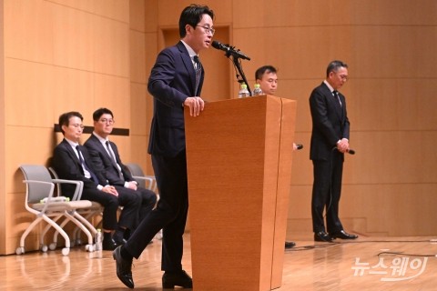 '롯데카드 해킹 사태'···한 다리 뒤로 뺀 체 답변하는 조좌진 대표