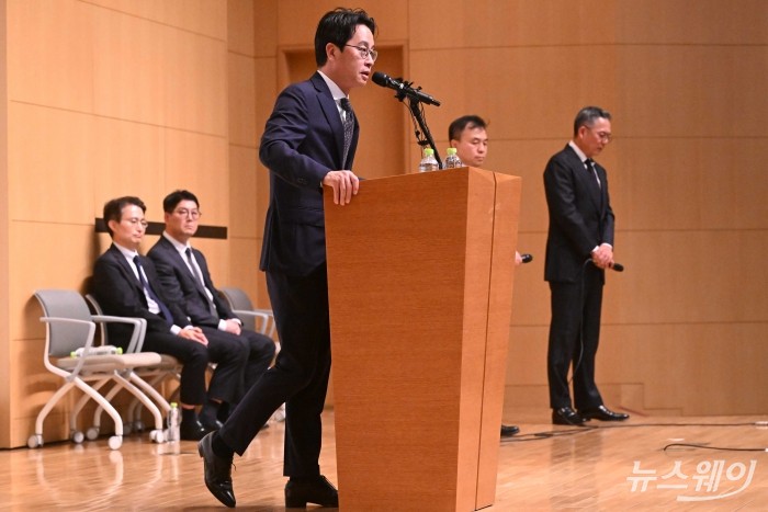 조좌진 롯데카드 대표이사가 18일 오후 서울 중구 부영태평빌딩에서 열린 해킹 피해 관련 대국민 사과 기자회견에서 한다리를 뒤로 빼며 취재진의 질문에 답변을 하고 있다. 사진=강민석 기자 kms@newsway.co.kr
