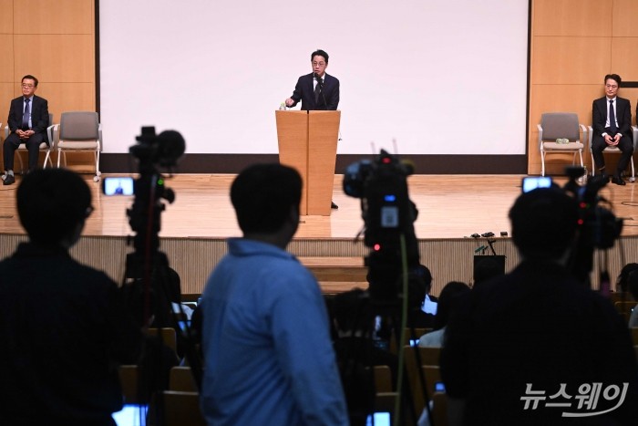 조좌진 롯데카드 대표이사가 18일 오후 서울 중구 부영태평빌딩에서 열린 해킹 피해 관련 대국민 사과 기자회견에서 취재진의 질문에 답변을 하고 있다. 사진=강민석 기자 kms@newsway.co.kr