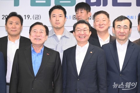 생산적 금융 대전환 회의 참석해 미소짓는 이억원 금융위원장·김기문 중기회장