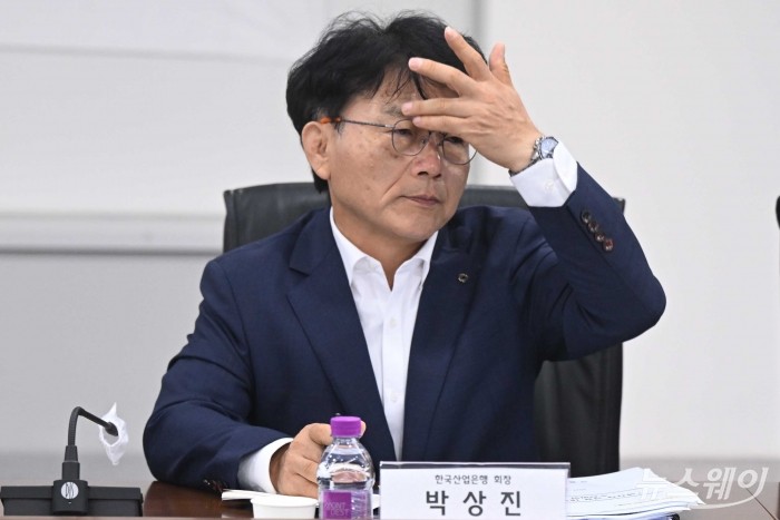 박상진 한국산업은행 회장이 19일 오전 서울 여의도 중소기업중앙회에서 열린 생산적 금융 대전환 회의에서 참석해 머리카락을 넘기고 있다. 사진=강민석 기자 kms@newsway.co.kr