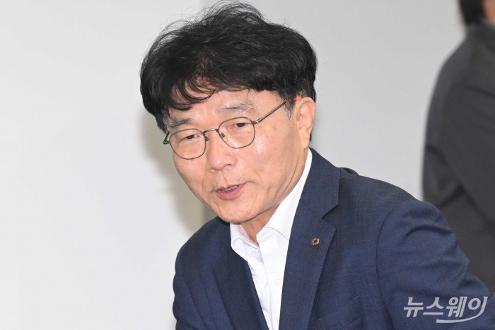 박상진 한국산업은행 회장이 19일 오전 서울 여의도 중소기업중앙회에서 열린 생산적 금융 대전환 회의에서 참석해 자리하고 있다. 사진=강민석 기자 kms@newsway.co.kr