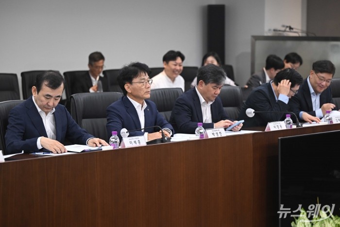 박상진 한국산업은행 회장이 19일 오전 서울 여의도 중소기업중앙회에서 열린 생산적 금융 대전환 회의에서 참석해 자리하고 있다. (왼쪽부터)이세훈 금융감독원 수석부원장, 박 산업은행 회장, 이항용 한국금융연구원장, 김세완 자본시장연구원장, 권남훈 산업연구원장. 사진=강민석 기자 kms@newsway.co.kr