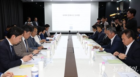 '롯데카드 대규모 해킹 피해 현장조사' 나선 최민희·강준현