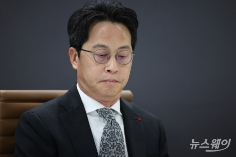 사색에 잠긴 채 '롯데카드 대규모 해킹피해' 현장조사 참석한 조좌진 대표