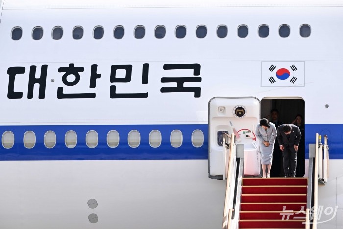 (오른쪽)이재명 대통령과 김혜경 여사가 미국 뉴욕에서 진행되는 제80차 유엔총회 고위급 회기에 참석하기 위해 22일 오전 경기 성남시 서울공항에서 공군 1호기에 탑승해 허리 숙여 인사하고 있다. 사진=강민석 기자 kms@newsway.co.kr