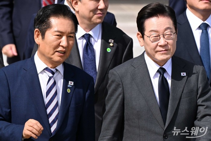 (오른쪽)이재명 대통령이 미국 뉴욕에서 진행되는 제80차 유엔총회 고위급 회기에 참석하기 위해 22일 오전 경기 성남시 서울공항에서 공군 1호기로 이동하던 중 정청래 더불어민주당 대표와 대화를 하고 있다. 사진=강민석 기자 kms@newsway.co.kr