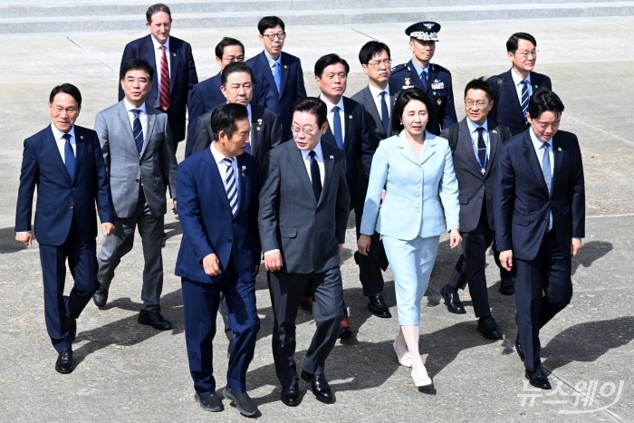 (앞 오른쪽 세 번째)이재명 대통령과 김혜경 여사가 미국 뉴욕에서 진행되는 제80차 유엔총회 고위급 회기에 참석하기 위해 22일 오전 경기 성남시 서울공항에서 공군 1호기로 이동하던 중 이 대통령과 (앞 왼쪽 첫 번째)정청래 더불어민주당 대표가 대화를 하고 있다. 사진=강민석 기자 kms@newsway.co.kr