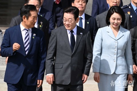 출국 전 대화 나누는 이재명 대통령과 정청래 더불어민주당 대표
