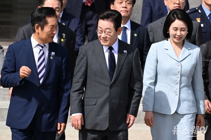 (중앙)이재명 대통령과 (오른쪽 첫 번째)김혜경 여사가 미국 뉴욕에서 진행되는 제80차 유엔총회 고위급 회기에 참석하기 위해 22일 오전 경기 성남시 서울공항에서 공군 1호기로 이동하던 중 이 대통령과 (왼쪽 첫 번째)정청래 더불어민주당 대표가 대화를 하고 있다. 사진=강민석 기자 kms@newsway.co.kr