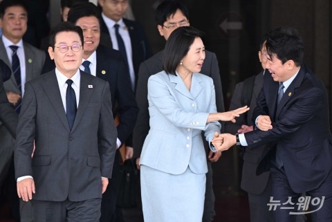 이 대통령, 김혜경 여사에게 양보하는 강훈식 비서실장 보고 미소